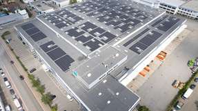 Für die Logistikimmobilie „Green Box“ des Investmentmanagers Aventos hat Enviria ein Energy-as-a-Service-Konzept realisiert. Auf einer Dachfläche von über 6.588 Quadratmeter wurden insgesamt 3.374 PV-Module mit einer Gesamtleistung von 1.400 Kilowatt Peak installiert. Damit liefert die Solaranlage einen Jahresertrag von über 1.360.417 Kilowattstunden.