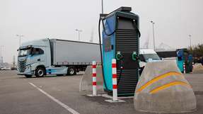 Eine neu eröffnete Ladestation für E-Lkw am Cruise Center Steinwerder im Hafen Hamburg. Für Lkw geeignete Ladesäulen sind in der EU allerdings selten.
