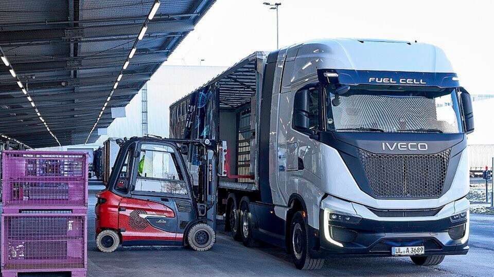 Die Brennstoffzellen-Lkw transportieren Bauteile zwischen dem Logistikzentrum in Nürnberg und dem Werk in Leipzig. 