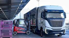 Die Brennstoffzellen-Lkw transportieren Bauteile zwischen dem Logistikzentrum in Nürnberg und dem Werk in Leipzig. 