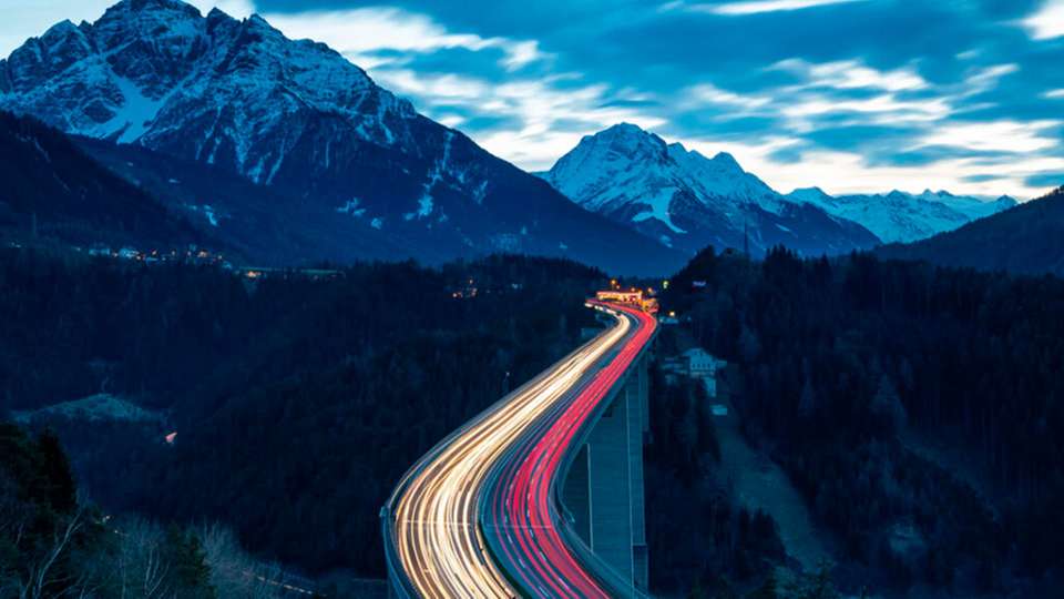 Emissionsfreie Lkw dürfen wochentags die österreichische Brennerautobahn A13 nachts ohne Einschränkungen befahren. 