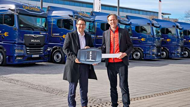 Stefan Hohm, Chief Development Officer von Dachser, und Dr. Frederik Zohm, Vorstand Forschung und Entwicklung bei MAN Truck & Bus, bei der Übergabe der MAN eTGX in München.