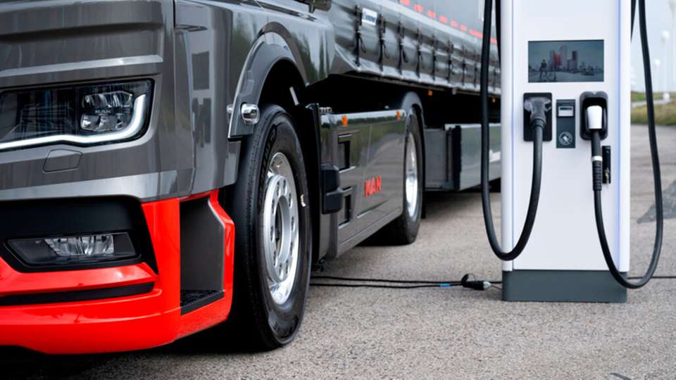 Ein elektrischer Lkw von MAN und eine Ladesäule sind bei einem Pressegespräch zum Startschuss für einen öffentlichen Ladepark für Nutzfahrzeuge an der Allianz-Arena zu sehen.
