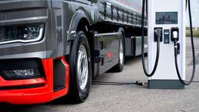 Ein elektrischer Lkw von MAN und eine Ladesäule sind bei einem Pressegespräch zum Startschuss für einen öffentlichen Ladepark für Nutzfahrzeuge an der Allianz-Arena zu sehen.