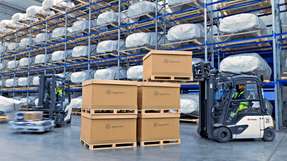 DB Schenker beliefert Mercedes-Benz mit 13.000 Tonnen SAF „Der Vertrag mit Mercedes-Benz zählt zu den größten Vereinbarungen über SAF, die es in der Automobil- und Logistikbranche je gegeben hat. Ich würde mich freuen, wenn weitere Unternehmen diesem Beispiel folgen und gemeinsam mit uns den Einsatz von Biokraftstoff vorantreiben“, appelliert Thorsten Meincke, Vorstand für Luft- und Seefracht bei DB Schenker, an die Branche.