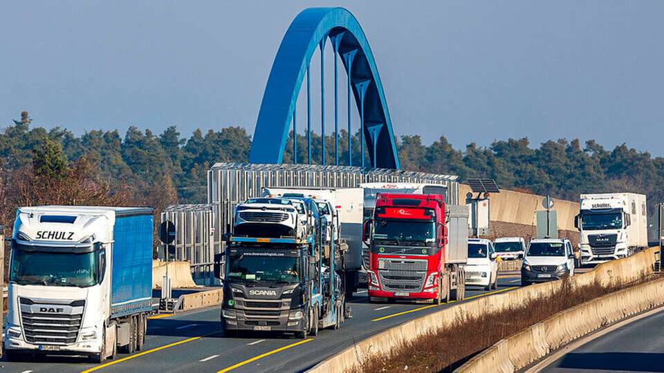 Im Jahr 2024 trägt der Verkehrssektor rund 143,1 Millionen Tonnen CO₂-Äquivalente zu den Gesamtemissionen bei, ein Rückgang von nur rund 1,4 Prozent gegenüber 2023 und damit etwa 18 Millionen Tonnen unter seinem Ziel. 