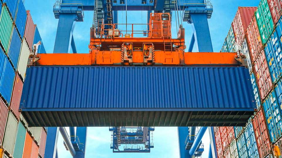 Das in der Studie untersuchte wasserstoffbetriebene Binnenschiff hat genügend Kapazität, um einen Standardcontainer zu transportieren.