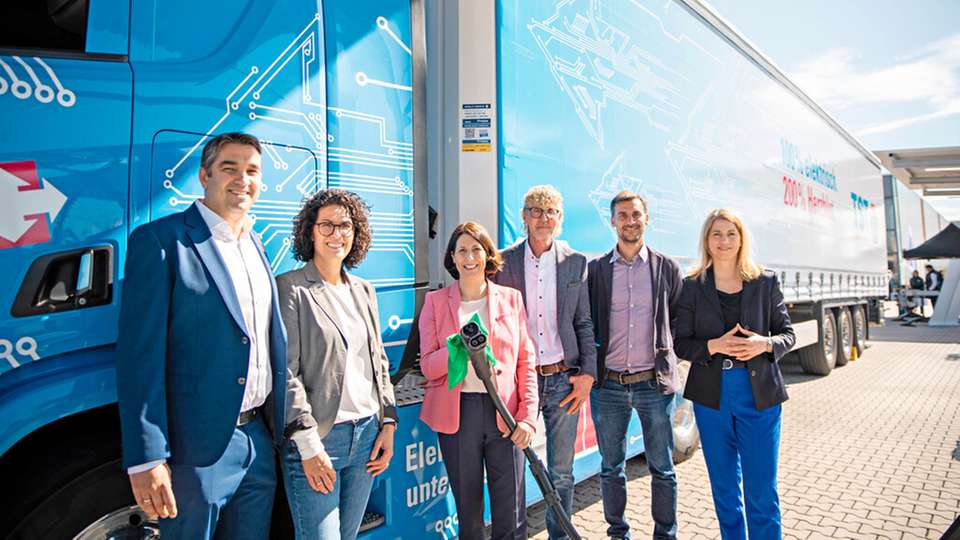 Eröffnung des Schnellladeparks von TST in Worms (von links): Timo Horst, Beigeordneter der Stadt Worms, Melanie Schmidt, Geschäftsführerin TST, Daniela Schmitt, Wirtschaftsministerin von Rheinland-Pfalz, Frank Schmidt, Geschäftsführer TST, Patrick Quast, Head of Logistics DACH von Danone, sowie Stephanie Lohr, Bürgermeisterin der Stadt Worms.