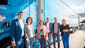 Eröffnung des Schnellladeparks von TST in Worms (von links): Timo Horst, Beigeordneter der Stadt Worms, Melanie Schmidt, Geschäftsführerin TST, Daniela Schmitt, Wirtschaftsministerin von Rheinland-Pfalz, Frank Schmidt, Geschäftsführer TST, Patrick Quast, Head of Logistics DACH von Danone, sowie Stephanie Lohr, Bürgermeisterin der Stadt Worms.