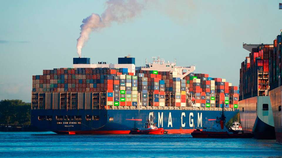 Das Containerschiff „CMA CMG Zheng He“ der Reederei CMA CMG legt im Waltershofer Hafen an.