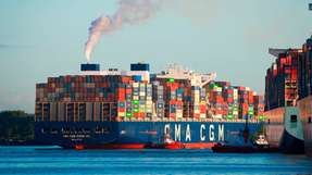 Das Containerschiff „CMA CMG Zheng He“ der Reederei CMA CMG legt im Waltershofer Hafen an.
