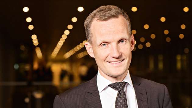 Morten Bo Christiansen ist seit 2011 bei Maersk und leitet seit 2021 das Team Energy Transition. Dieses ist für die Energiebeschaffung und die Umsetzung der Klimastrategie bis 2040 verantwortlich. Er hat an der Technischen Universität Dänemark promoviert und war als Ingenieur und Unternehmensberater tätig.