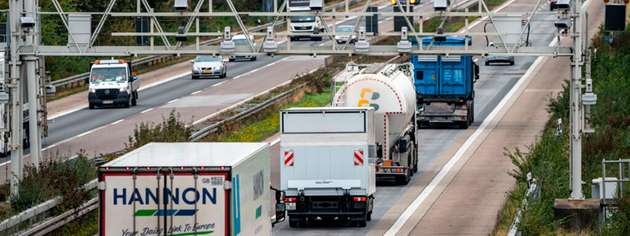Sensoren einer Mautbrücke zur Erfassung der Autobahnmaut auf der Autobahn A3 bei Hamminkeln in Nordrhein-Westfalen.