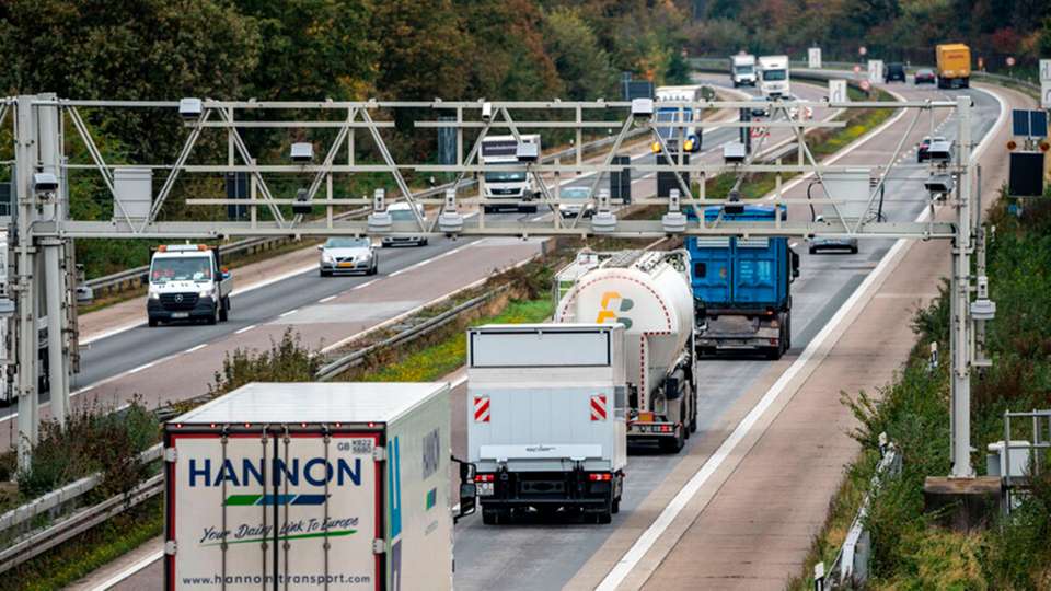 Sensoren einer Mautbrücke zur Erfassung der Autobahnmaut auf der Autobahn A3 bei Hamminkeln in Nordrhein-Westfalen.