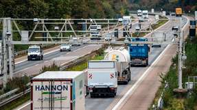 Sensoren einer Mautbrücke zur Erfassung der Autobahnmaut auf der Autobahn A3 bei Hamminkeln in Nordrhein-Westfalen.