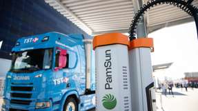 Seit März dieses Jahres ist in Worms unter dem neuen Markennamen PamSun die erste TST-Ladestation in Betrieb, die über acht Super-Charger für E-Lkw verfügt.
 