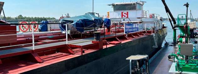 Die vom internationalen Transportunternehmen Stolt Tankers betriebene „Stolt Main“ ist im August 2024 erstmals vollständig mit Hydriertem Pflanzenöl (HVO100) betankt worden. Zuvor war das Schiff nach Unternehmensangaben über drei Jahre lang mit einer Beimischung von 20 Prozent HVO unterwegs.