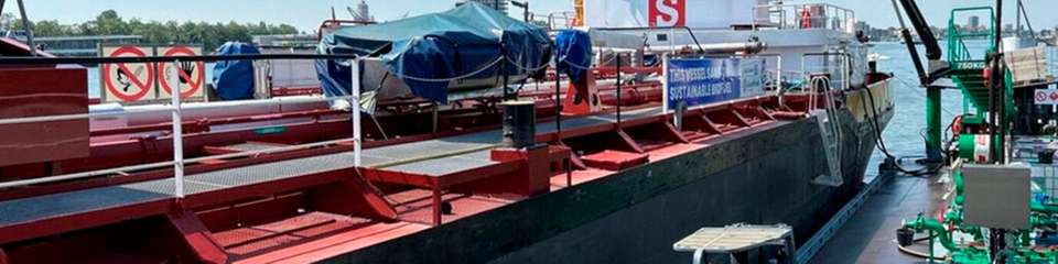 Die vom internationalen Transportunternehmen Stolt Tankers betriebene „Stolt Main“ ist im August 2024 erstmals vollständig mit Hydriertem Pflanzenöl (HVO100) betankt worden. Zuvor war das Schiff nach Unternehmensangaben über drei Jahre lang mit einer Beimischung von 20 Prozent HVO unterwegs.