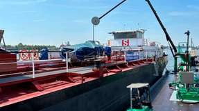 Die vom internationalen Transportunternehmen Stolt Tankers betriebene „Stolt Main“ ist im August 2024 erstmals vollständig mit Hydriertem Pflanzenöl (HVO100) betankt worden. Zuvor war das Schiff nach Unternehmensangaben über drei Jahre lang mit einer Beimischung von 20 Prozent HVO unterwegs.