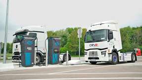 Ein emissionsarmer Lkw kann nach Ergebnissen des Modellversuchs zwischen den Relaisstationen zwei Dieselfahrzeuge ersetzen und dabei den Treibhausgasausstoß auf ein Viertel des Ausgangswerts verringern. 