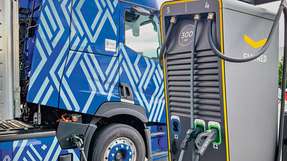 Noch dauert das Aufladen eines E-Lkw an der 300-Kilowatt Ladesäule vergleichsweise lange. Das soll anders werden. 