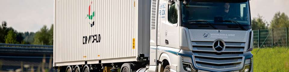 Containerterminalbetreiber DP World testet seit Juli 2024 gemeinsam mit der Spedition Wiedmann & Winz einen von fünf Mercedes-Benz Brennstoffzellen-Lkw, die flüssigen Wasserstoff tanken. 