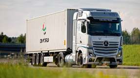 Containerterminalbetreiber DP World testet seit Juli 2024 gemeinsam mit der Spedition Wiedmann & Winz einen von fünf Mercedes-Benz Brennstoffzellen-Lkw, die flüssigen Wasserstoff tanken. 