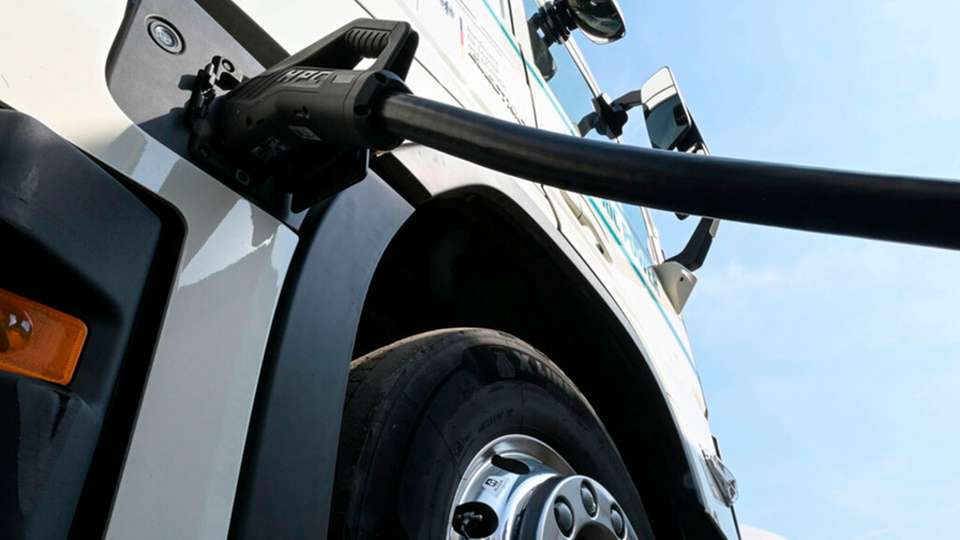 Die Deutsche Energie-Agentur (Dena) hat alternative Kraftstoffe und Antribskonzepte in Bezug auf Nachhaltigkeit und Wirtschaftlichkeit untersucht.