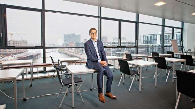 Moritz Petersen ist Professor an der Kühne Logistics University (KLU) und leitet dort das Center for Sustainable Logistics and Supply Chains. Er wirbt dafür, den Menschen mehr Wertschätzung entgegenzubringen, die in Logistikunternehmen das Thema vorantreiben. Ihre Lage verrate viel über die Branche insgesamt, sagt er.