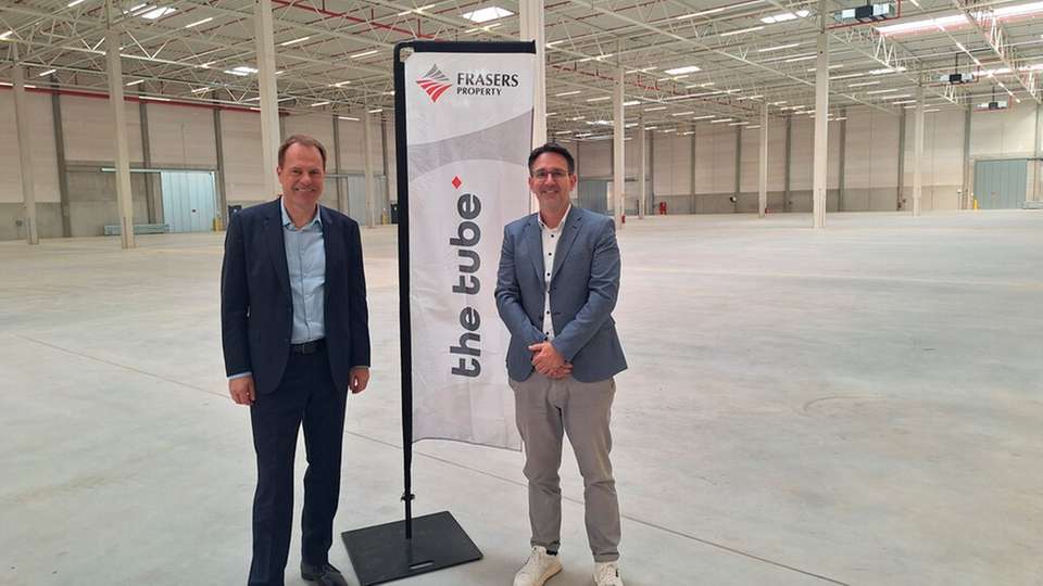 Prämierter Abriss, der neue Standards setzt: Düsseldorfs Oberbürgermeister Dr. Stephan Keller und Alexander Heubes, Managing Director Europe, Frasers Property Industrial (v.l.n.r.) waren vor Ort.