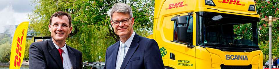 
DHL-Chef Tobias Meyer führte das neue Fahrzeug auch Bundesverkehrsminister Patrick Schnieder vor. Der zeigte sich durchaus angetan.