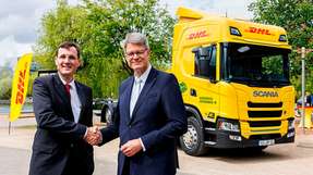 
DHL-Chef Tobias Meyer führte das neue Fahrzeug auch Bundesverkehrsminister Patrick Schnieder vor. Der zeigte sich durchaus angetan.