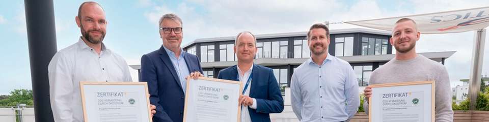 Ökostrom-Zusammenarbeit (v.l.n.r.): Sebastian Kissel (Director Revision & Administration bei ID Logistics Germany), Ralf Weirich (Leiter Vertrieb Geschäftskunden bei Entega), Robin Otto (CEO ID Logistics Germany GmbH), Timo Strauß (Account Manager bei Entega) und Lukas Kragl (National Energy Manager bei ID Logistics). 