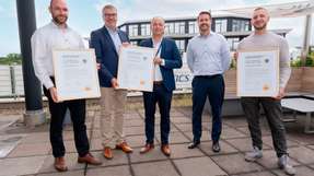 Ökostrom-Zusammenarbeit (v.l.n.r.): Sebastian Kissel (Director Revision & Administration bei ID Logistics Germany), Ralf Weirich (Leiter Vertrieb Geschäftskunden bei Entega), Robin Otto (CEO ID Logistics Germany GmbH), Timo Strauß (Account Manager bei Entega) und Lukas Kragl (National Energy Manager bei ID Logistics). 