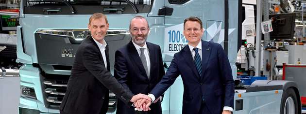 Gaben das Startsignal der Serienproduktion des Elektro-Lkw im Werk München (v.l.n.r.): MAN-Produktionsvorstand Michael Kobriger gab zusammen mit Manfred Weber, Mitglied des Europäischen Parlaments und Vorsitzender der EVP, und MAN-CEO Alexander Vlaskamp.