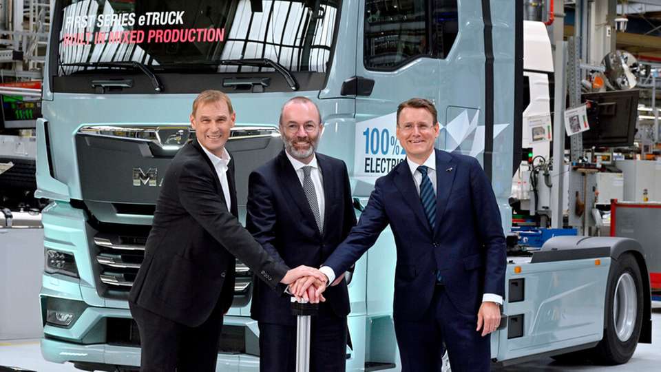 Gaben das Startsignal der Serienproduktion des Elektro-Lkw im Werk München (v.l.n.r.): MAN-Produktionsvorstand Michael Kobriger gab zusammen mit Manfred Weber, Mitglied des Europäischen Parlaments und Vorsitzender der EVP, und MAN-CEO Alexander Vlaskamp.