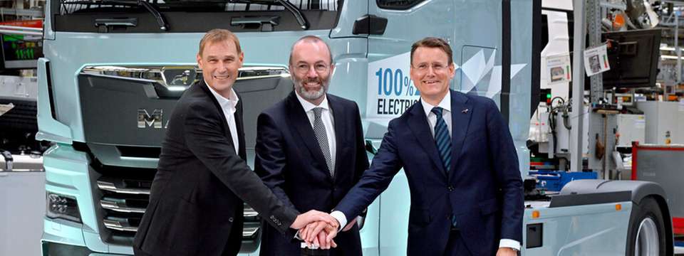 Gaben das Startsignal der Serienproduktion des Elektro-Lkw im Werk München (v.l.n.r.): MAN-Produktionsvorstand Michael Kobriger gab zusammen mit Manfred Weber, Mitglied des Europäischen Parlaments und Vorsitzender der EVP, und MAN-CEO Alexander Vlaskamp.