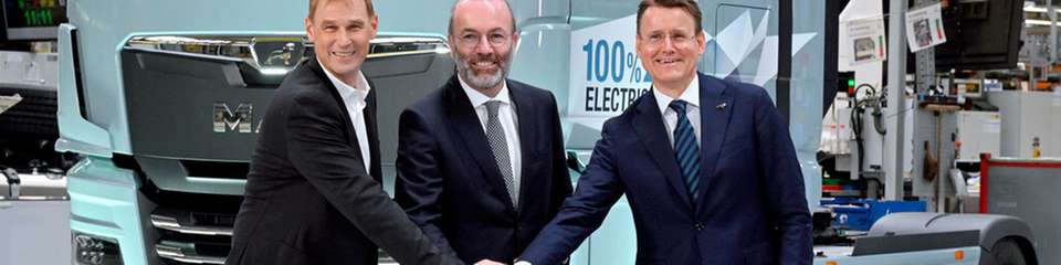 Gaben das Startsignal der Serienproduktion des Elektro-Lkw im Werk München (v.l.n.r.): MAN-Produktionsvorstand Michael Kobriger gab zusammen mit Manfred Weber, Mitglied des Europäischen Parlaments und Vorsitzender der EVP, und MAN-CEO Alexander Vlaskamp.