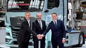 Gaben das Startsignal der Serienproduktion des Elektro-Lkw im Werk München (v.l.n.r.): MAN-Produktionsvorstand Michael Kobriger gab zusammen mit Manfred Weber, Mitglied des Europäischen Parlaments und Vorsitzender der EVP, und MAN-CEO Alexander Vlaskamp.