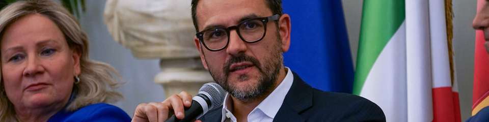 Andrea Condotta, Director Public Affairs, Innovation & Sustainability von Gruber Logistics, präsentiert das EU-Projekt Shift2Zero beim POLIS-Leadership-Event in Rom. 