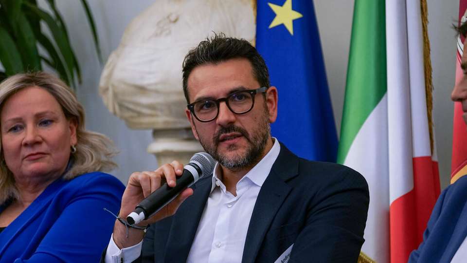 Andrea Condotta, Director Public Affairs, Innovation & Sustainability von Gruber Logistics, präsentiert das EU-Projekt Shift2Zero beim POLIS-Leadership-Event in Rom. 