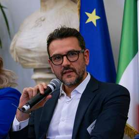 Andrea Condotta, Director Public Affairs, Innovation & Sustainability von Gruber Logistics, präsentiert das EU-Projekt Shift2Zero beim POLIS-Leadership-Event in Rom. 