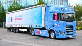 Wird zwischen dem Produktionsstandort von Werner & Mertz in Mainz und dem Lagerstandort von TST in Worms eingesetzt: ein E-Lkw der Marke Scania.