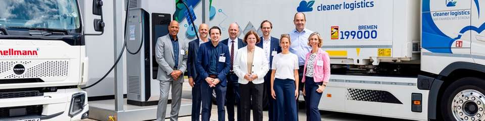 Best Practice E-Mobilität: Delegation aus Politik und Wirtschaft bei Hellmann Worldwide Logistics am GVZ Bremen.