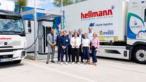 Best Practice E-Mobilität: Delegation aus Politik und Wirtschaft bei Hellmann Worldwide Logistics am GVZ Bremen.