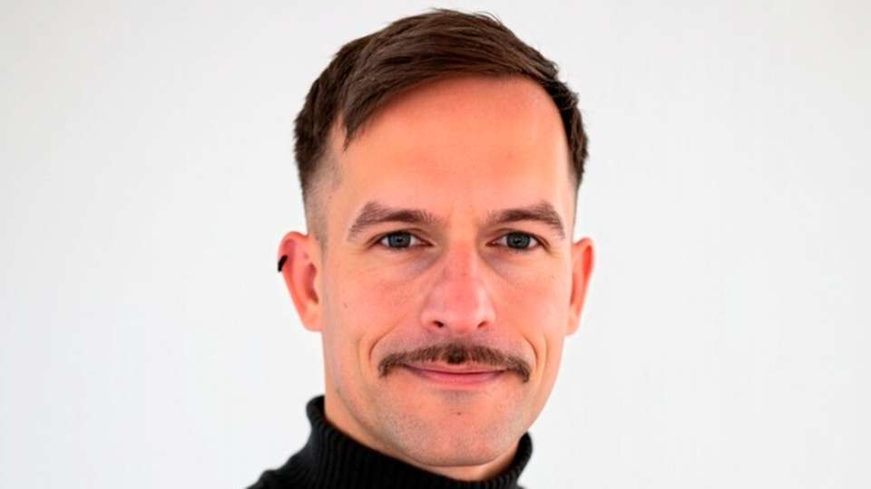 Mit intelligenter Automatisierung zu mehr Effizienz und weniger CO₂ Denis Niezgoda ist Chief Commercial Officer International bei Locus Robotics, dem führenden Anbieter von autonomen mobilen Robotern (AMRs) für die Auftragsabwicklung in Lagern. Mit über 15.000 Robotern in mehr als 300 Standorten weltweit hilft Locus Robotics Unternehmen, ihre Logistikprozesse nachhaltiger und effizienter zu gestalten.