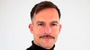 Denis Niezgoda ist Chief Commercial Officer International bei Locus Robotics, dem führenden Anbieter von autonomen mobilen Robotern (AMRs) für die Auftragsabwicklung in Lagern. Mit über 15.000 Robotern in mehr als 300 Standorten weltweit hilft Locus Robotics Unternehmen, ihre Logistikprozesse nachhaltiger und effizienter zu gestalten.