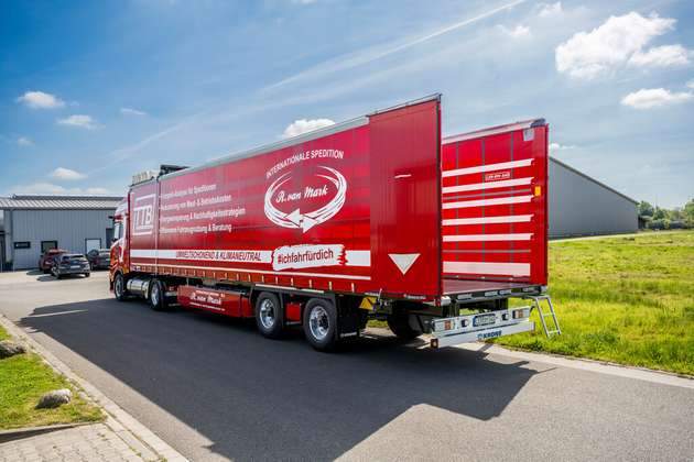 Frisch angeliefert: Die Spedition hat vor Kurzem neue Planensattelauflieger bei Krone gekauft – mit auffallendem roten Van-Mark-Design.