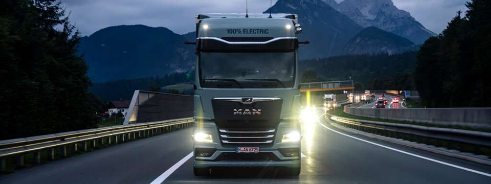 MAN und Dettendorfer demonstrieren in einem Pilotprojekt emissionsfreie Nachtlogistik über den Brenner mit einem E-Truck.