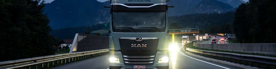 MAN und Dettendorfer demonstrieren in einem Pilotprojekt emissionsfreie Nachtlogistik über den Brenner mit einem E-Truck.